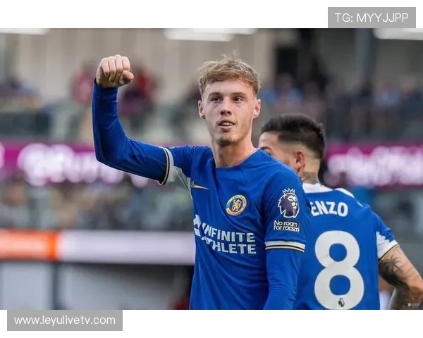 亚特兰大球迷终场哨响后冲入场内，庆祝逆转切尔西