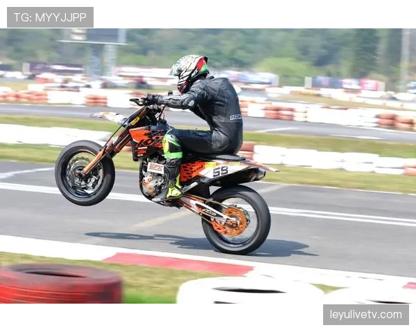 车手们在巨型三跳泥地赛道上反复试验动作调整节奏